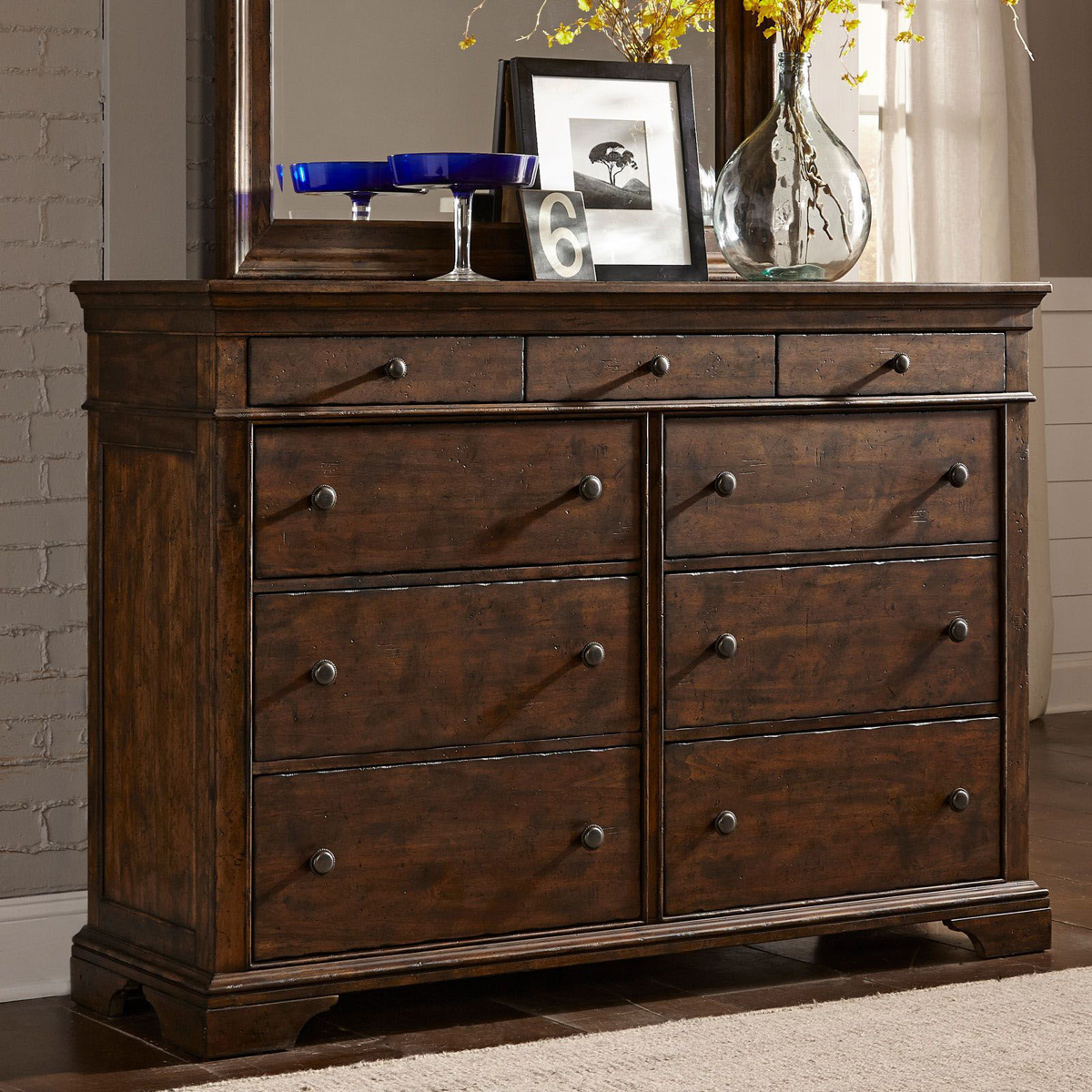 Picture of Trisha Yearwood Daisy Dresser